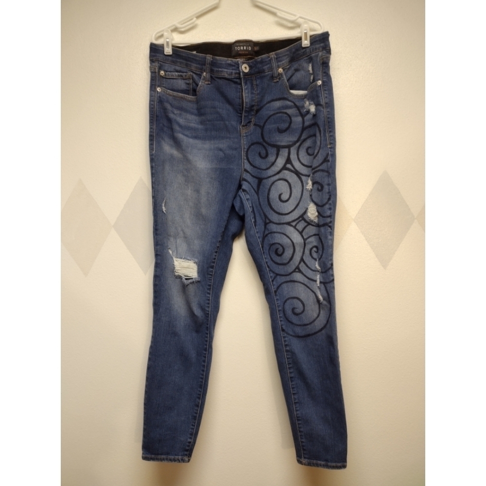 Women's Torrid Blue Skinny Jeans with Black Swirl Design; 18